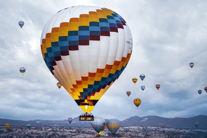 Discover the best balloon tour deals in Cappadocia, offering affordable options for a memorable hot air balloon experience with stunning views