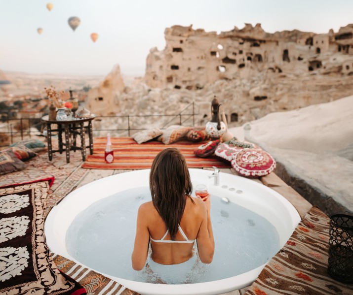 Discover the best rooftop terraces to watch balloons in Cappadocia, offering stunning views, cozy atmospheres, and unforgettable sunrise