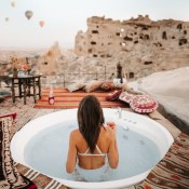 Discover the best rooftop terraces to watch balloons in Cappadocia, offering stunning views, cozy atmospheres, and unforgettable sunrise